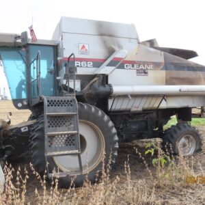 2000 Gleaner R62 Combine