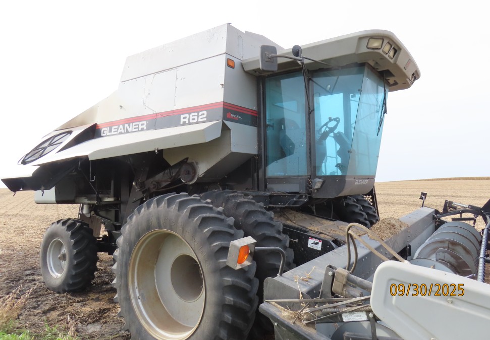 2000 Gleaner R62 Combine - Image 2