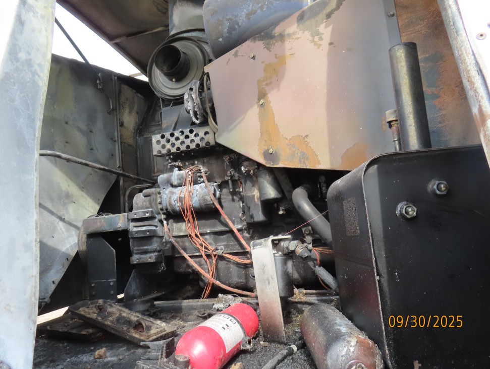 2000 Gleaner R62 Combine - Image 3