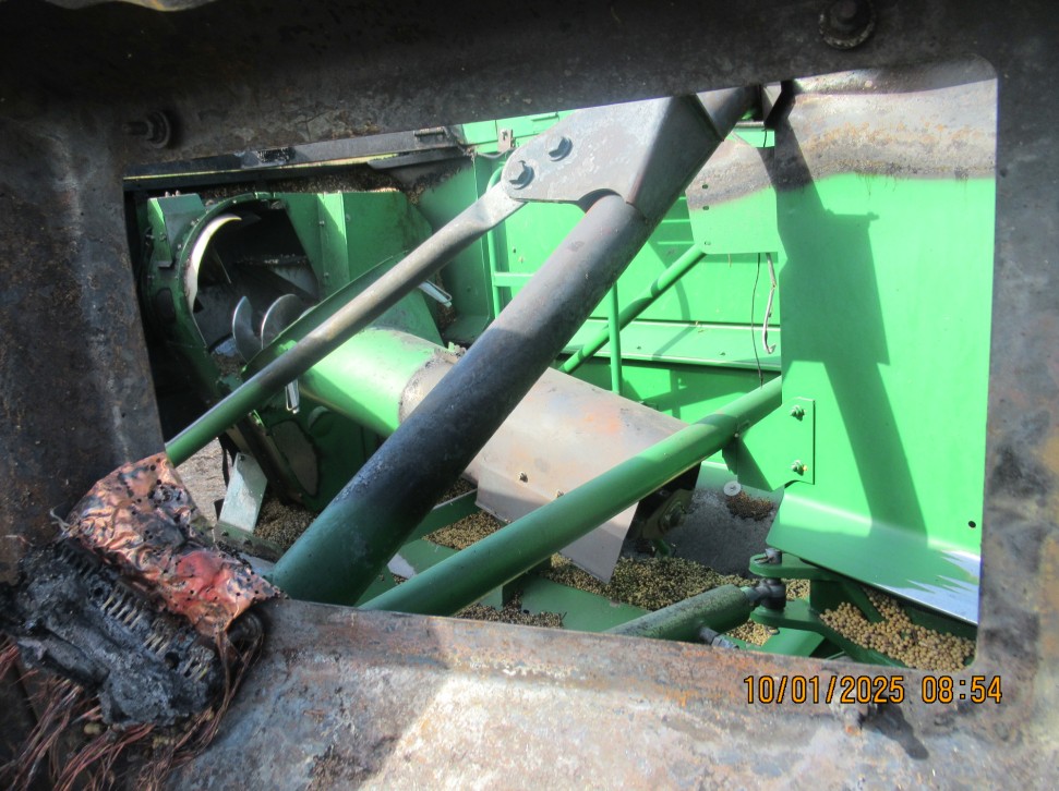 2000 John Deere 9550 Combine and Header - Image 4