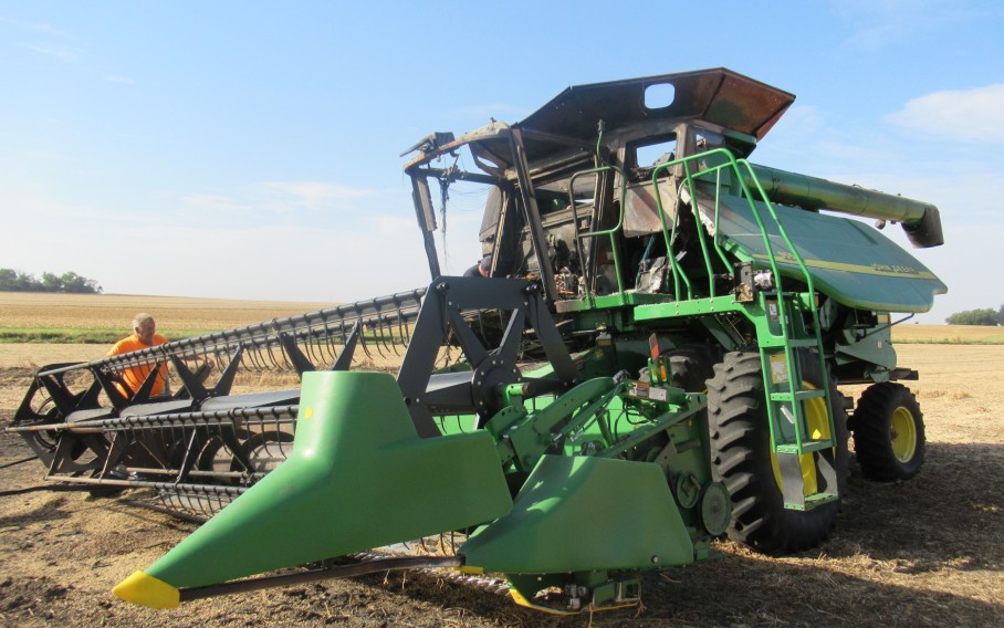 2000 John Deere 9550 Combine and Header - Image 2