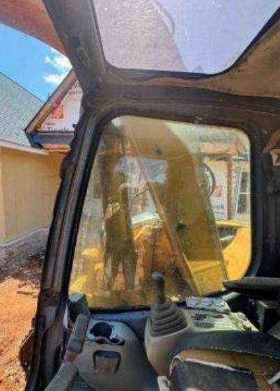 2004 Case 135 SR Excavator - Image 9