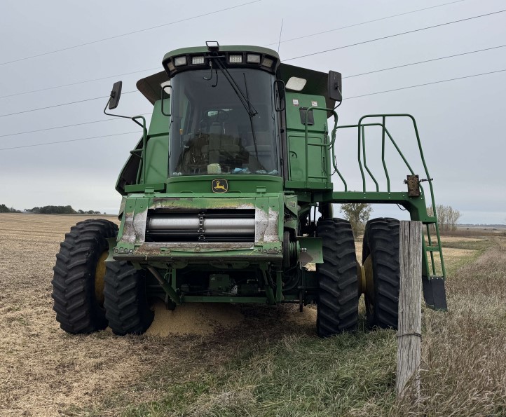 2006 John Deere 9760 Combine - Image 2