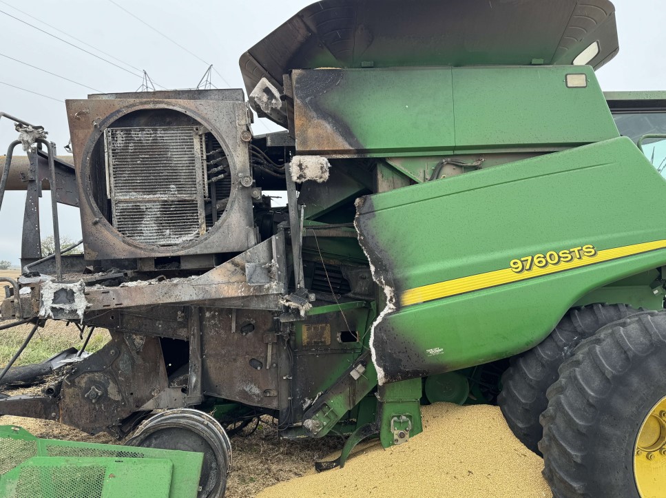 2006 John Deere 9760 Combine - Image 3