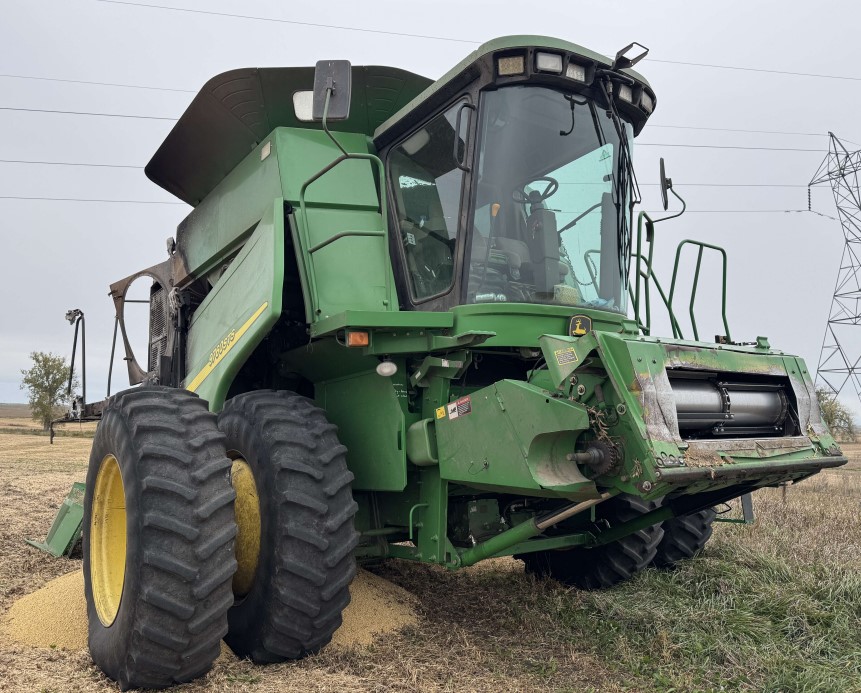 2006 John Deere 9760 Combine - Image 4