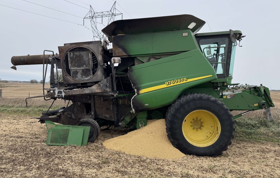 2006 John Deere 9760 Combine - Image 5