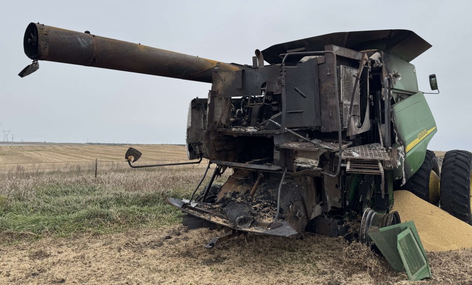2006 John Deere 9760 Combine - Image 7