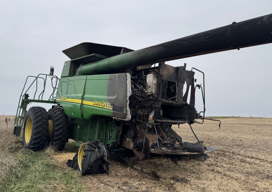 2006 John Deere 9760 Combine - Image 8