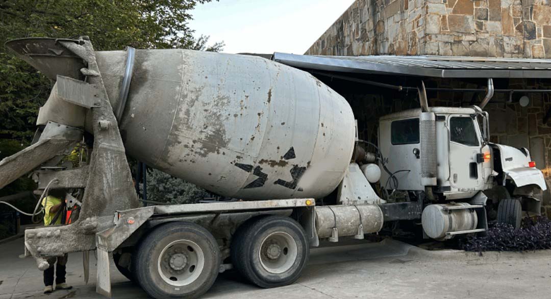 2007 International DF567 w/ Cement Mixer - Image 2