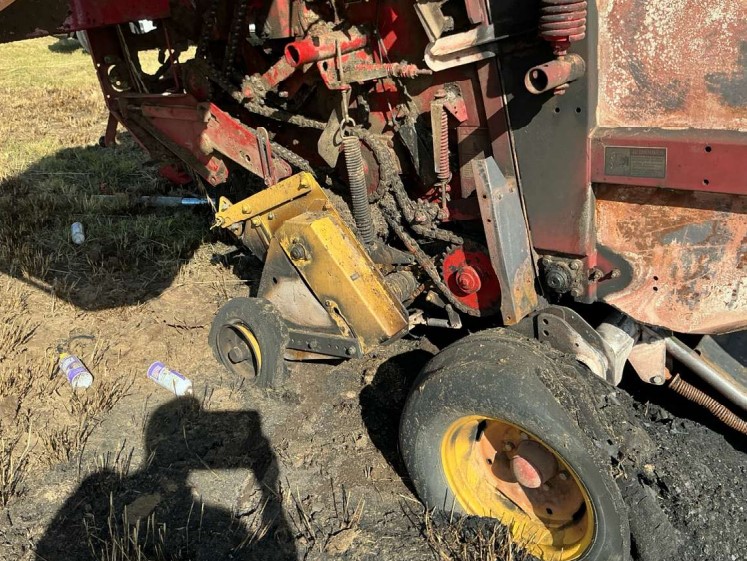 2008 New Holland BR7060 Baler - Image 4