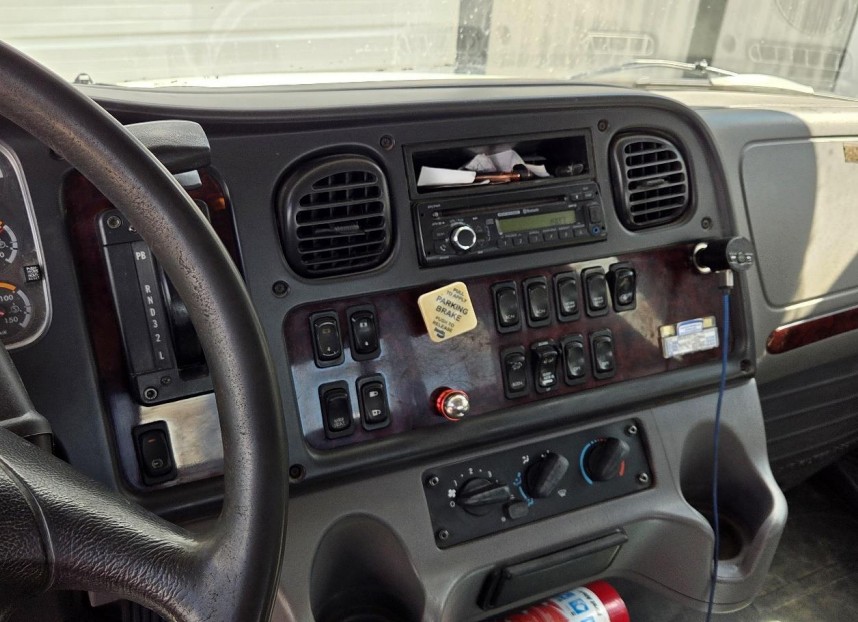 2017 Freightliner 16M Tow Truck - Image 3