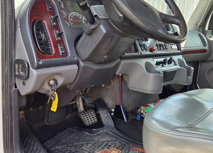 2017 Freightliner 16M Tow Truck - Image 4