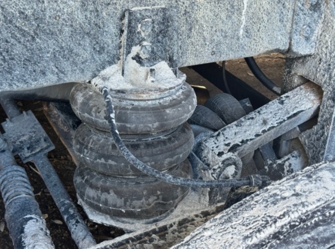 2017 Peterbilt 579 Dump Truck - Image 4