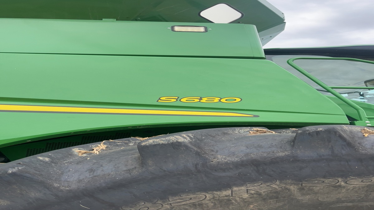 2018 John Deere S680 Combine - Image 10