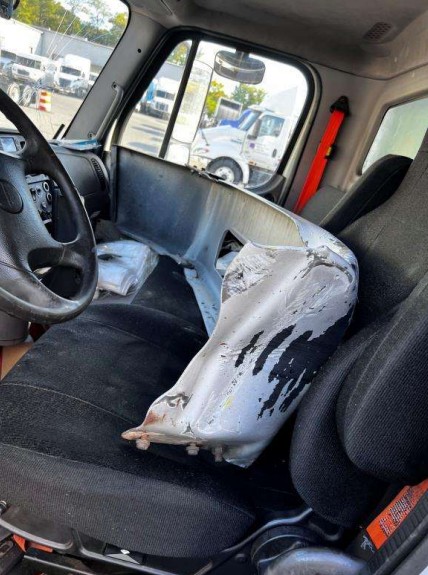 2019 Freightliner M2 106 Box Truck - Image 14