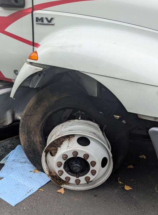 2022 International MV607 Box Truck - Image 2