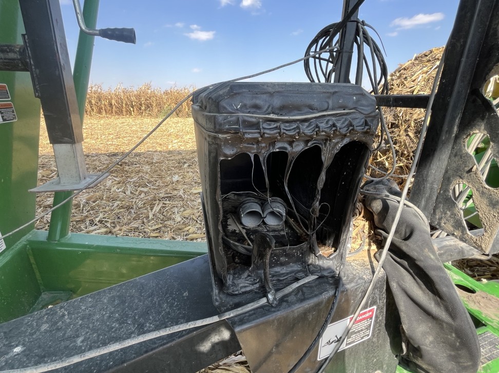 2021 John Deere S680 Combine/2014 John Deere 608C Corn Header - Image 4