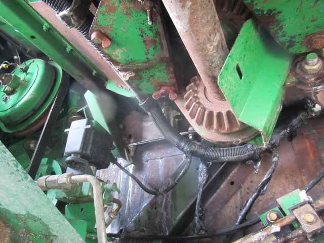 1992 John Deere 9600 Combine - Image 11