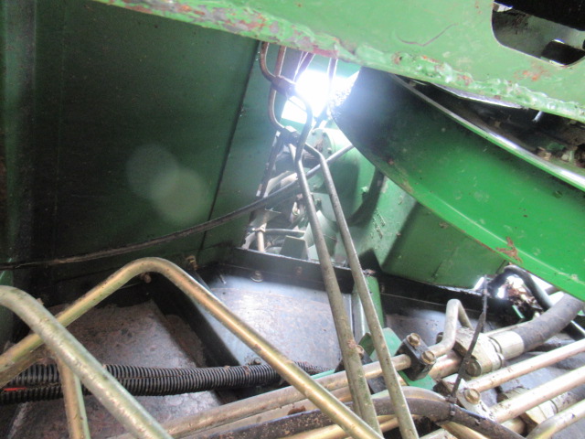 1992 John Deere 9600 Combine - Image 13