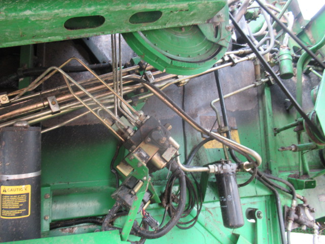 1992 John Deere 9600 Combine - Image 14