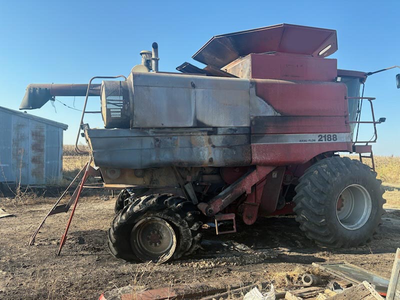 CASE IH 2188 Combine - Image 2