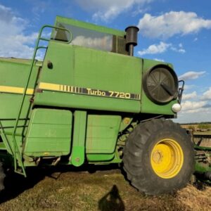 John Deere 7720 Turbo Combine and Header