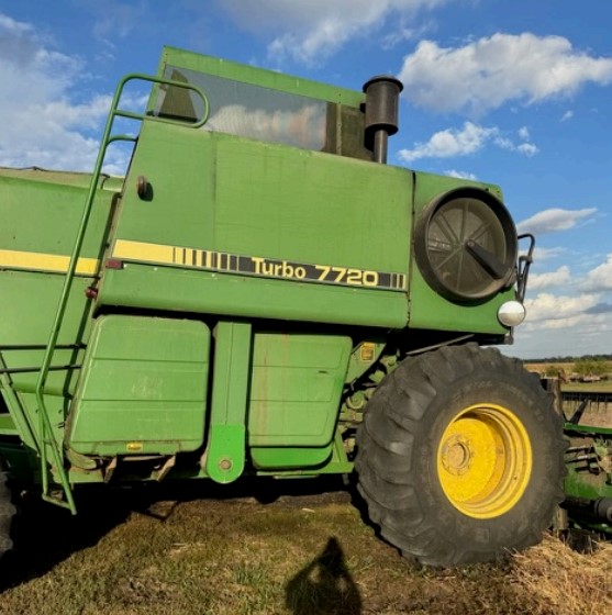 John Deere 7720 Turbo Combine and Header
