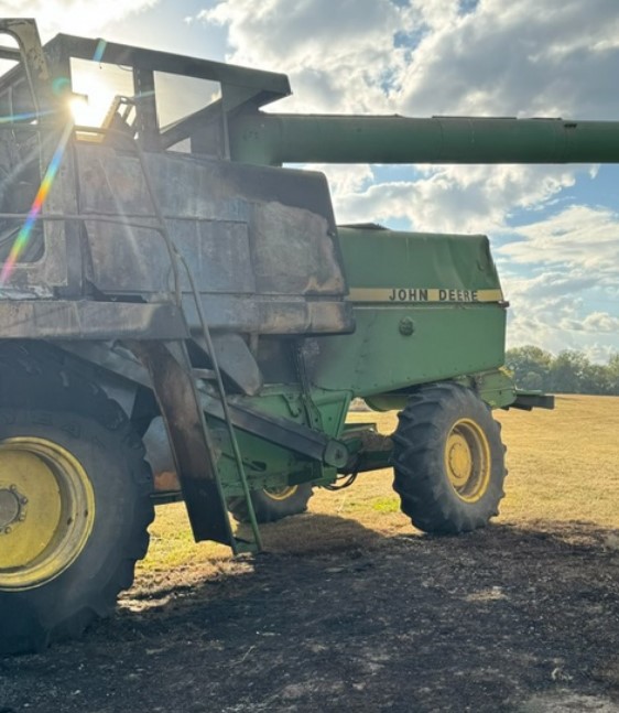 John Deere 7720 Turbo Combine and Header - Image 2
