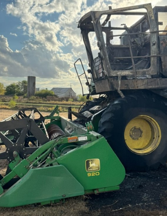 John Deere 7720 Turbo Combine and Header - Image 4
