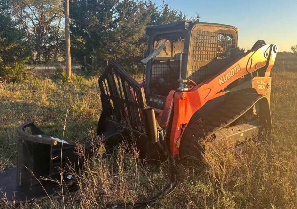 2014 Kubota SVL90-2 Compact Track Loader - Image 2