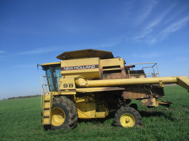 1997 New Holland TR98 Combine