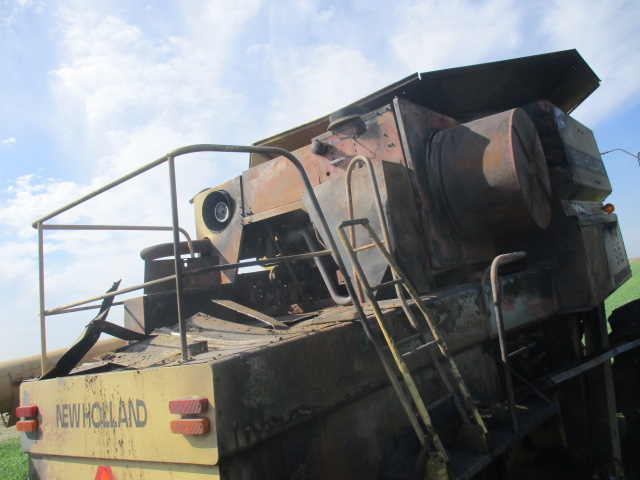 1997 New Holland TR98 Combine - Image 10