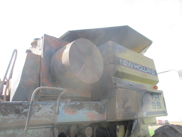 1997 New Holland TR98 Combine - Image 11