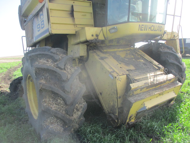 1997 New Holland TR98 Combine - Image 13