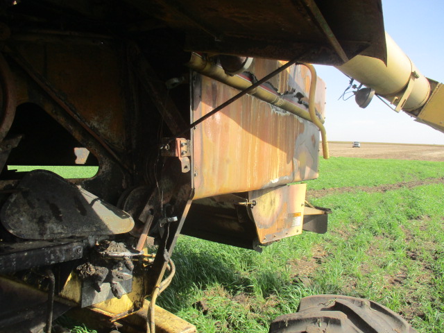 1997 New Holland TR98 Combine - Image 19