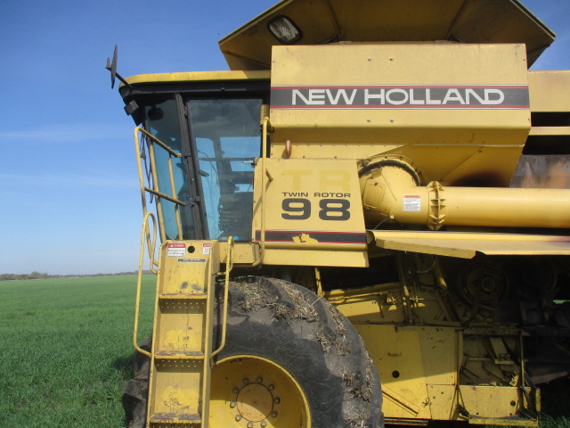 1997 New Holland TR98 Combine - Image 2