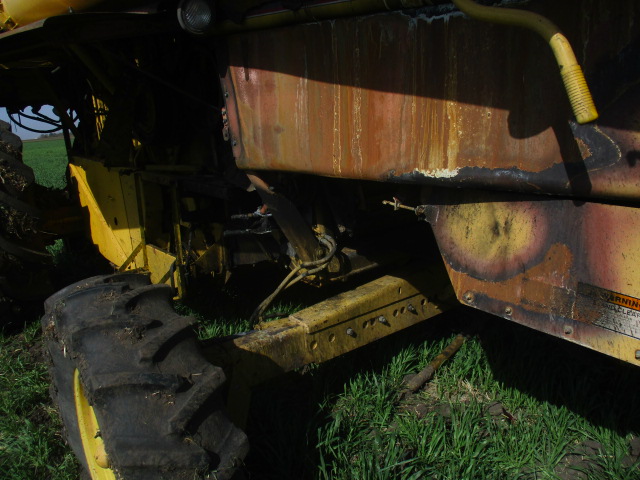 1997 New Holland TR98 Combine - Image 21