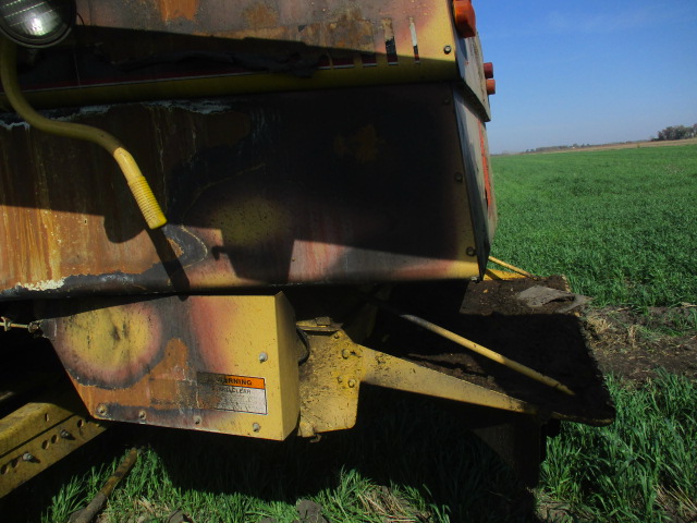 1997 New Holland TR98 Combine - Image 22