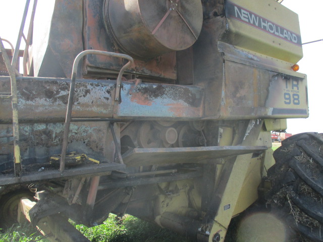 1997 New Holland TR98 Combine - Image 23