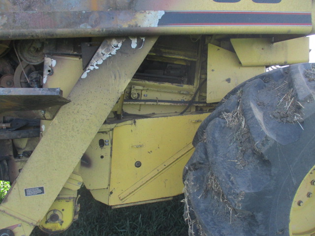 1997 New Holland TR98 Combine - Image 28