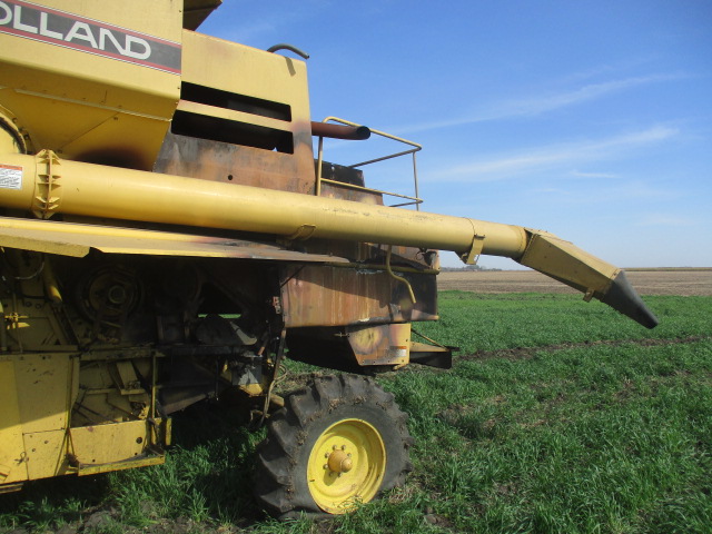 1997 New Holland TR98 Combine - Image 3