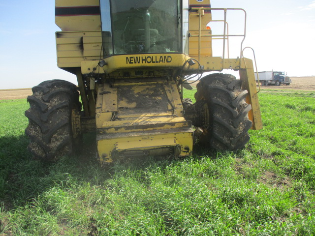 1997 New Holland TR98 Combine - Image 4