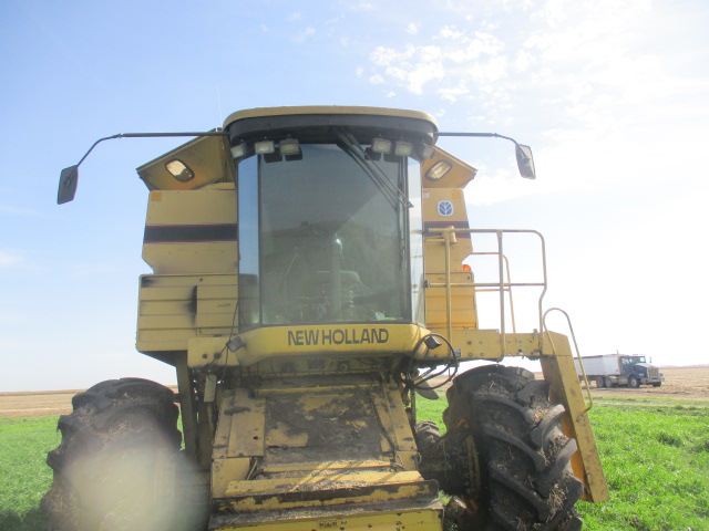 1997 New Holland TR98 Combine - Image 5