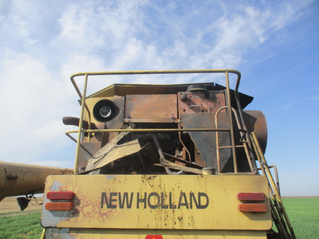 1997 New Holland TR98 Combine - Image 7