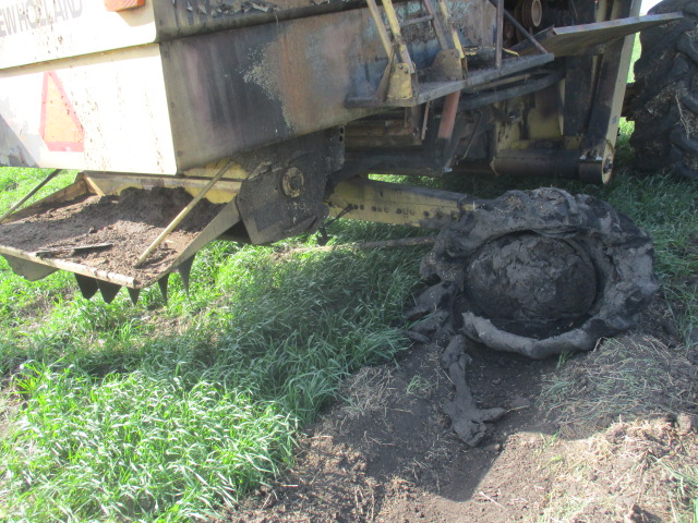 1997 New Holland TR98 Combine - Image 8