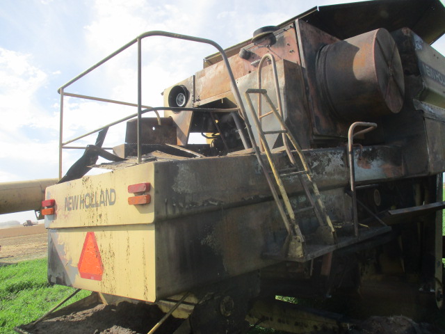 1997 New Holland TR98 Combine - Image 9