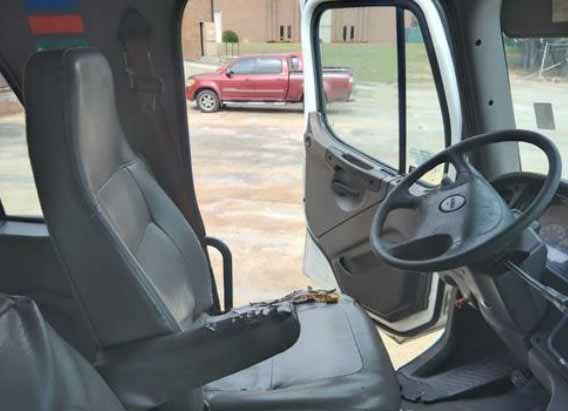 2008 Freightliner M2 Box Truck - Image 12