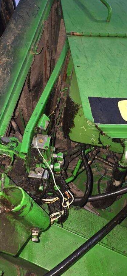 1989 John Deere 6620 Side Hill Combine - Image 4