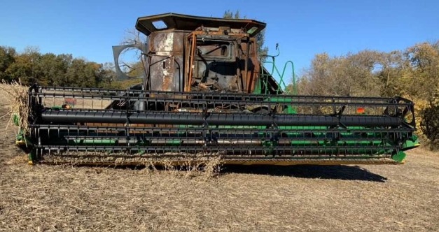 1996 John Deere 9600 Combine w/ 2000 John Deere 925 Header
