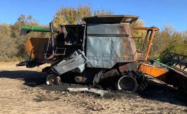 1996 John Deere 9600 Combine w/ 2000 John Deere 925 Header - Image 13